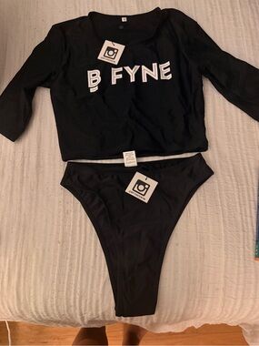 BFYNE Women's Black Two-Piece Bikini Set with Cropped Rash Guard